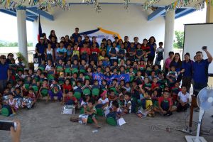 The team of volunteers from the Ayala Coop poses for posterity with the beneficiary pupils of the Brigada Eskwela 2017 project the Coop conducted in Ligao, Albay. 